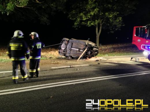 Groźny wypadek pod Strzelcami Opolskimi. 22-latek rozbił auto na drzewie.