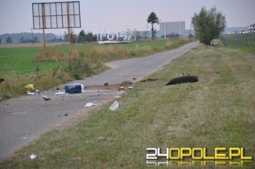 Opel wypadł z autostrady i dachował na polu