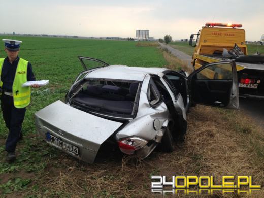 Opel wypadł z autostrady i dachował na polu