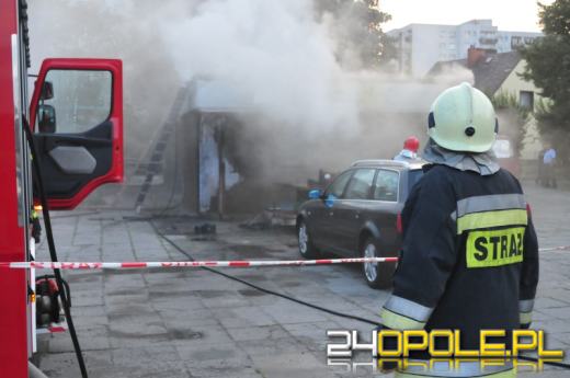 Spłonął kiosk na osiedlu Armii Krajowej