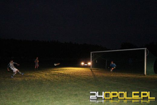 Mecz przy reflektorach samochodów? To możliwe...