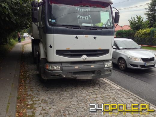 Ciężarówka zderzyła się z samochodem, dwie kobiety są ranne