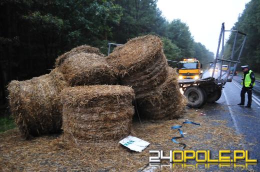 Autokar uderzył w przyczepę ze słomą