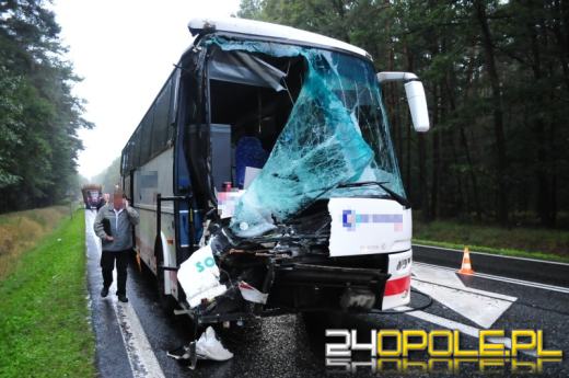 Autokar uderzył w przyczepę ze słomą