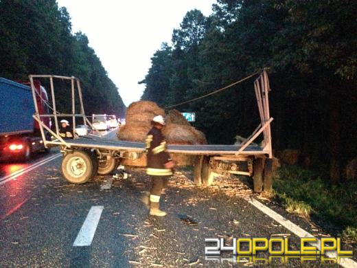 Autokar uderzył w przyczepę ze słomą