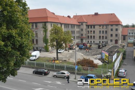 Ewakuacja szkoły w centrum Opola. Na podwórzu znaleziono niewybuchy.