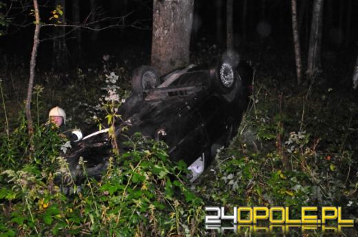 Volkswagen wypadł z drogi i dachował