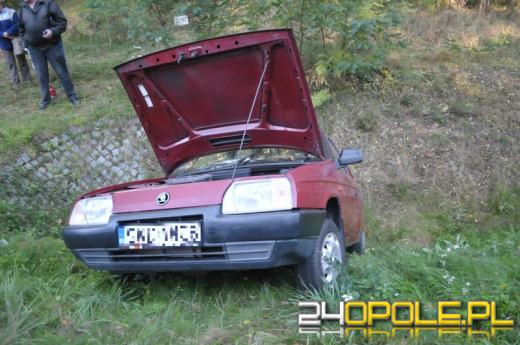 Zderzenie dwóch aut pod Dzikowem. Oba wylądowały w rowie.