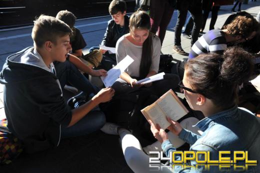 Młodzi opolanie recytowali Tuwima na dworcu PKP