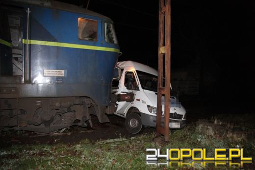 Kierowca busa wjechał wprost pod pociąg towarowy