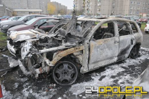 Trzy samochody spłonęły w nocy na osiedlu Armii Krajowej
