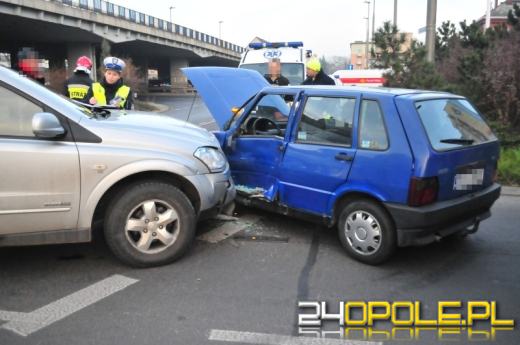 Spowodowała wypadek na rondzie, trafiła do szpitala