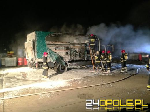 Ciężarówka z chemikaliami spłonęła w nocy w Opolu