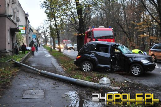 Kierowca chryslera dachował na ul. Wrocławskiej