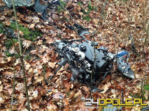 Volkswagen roztrzaskał się na drzewie