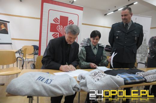 Podróbki markowej odzieży pomogą potrzebującym