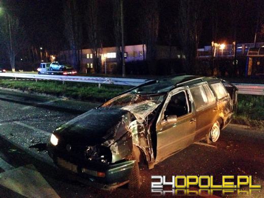 Nietrzeźwy kierowca volkswagena ściął latarnię i dachował