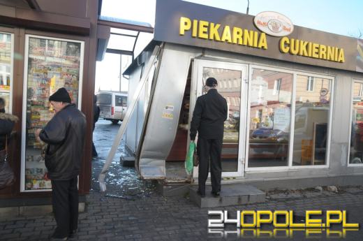 Kierowca forda pomylił gaz z hamulcem i wjechał w kiosk