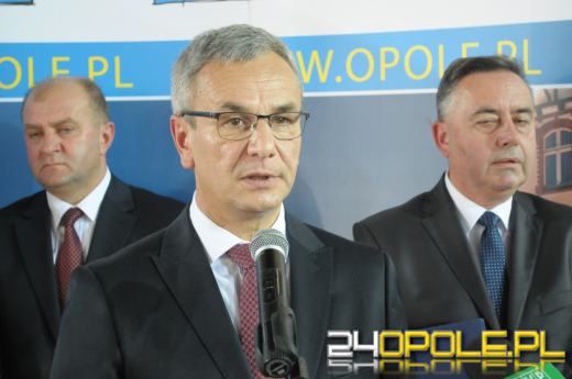 Ryszard Zembaczyński wskoczył do wody na otwarciu basenu [wideo]