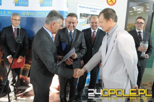 Ryszard Zembaczyński wskoczył do wody na otwarciu basenu [wideo]