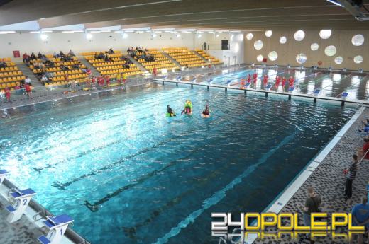 Ryszard Zembaczyński wskoczył do wody na otwarciu basenu [wideo]