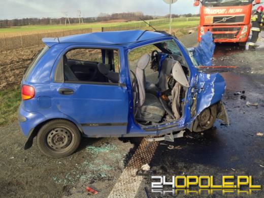 Tragedia pod Opolem. Matiz zderzył się z cysterną.