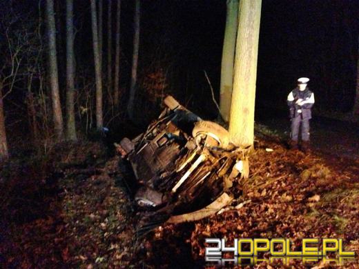 23-letni kierowca roztrzaskał BMW na drzewie