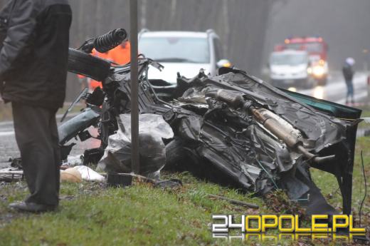 Czołowe zderzenie pod Namysłowem. Dwie osoby nie żyją.
