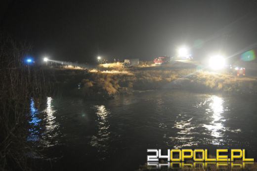 GPS zmylił kierowcę. Wjechał samochodem dostawczym do Odry.