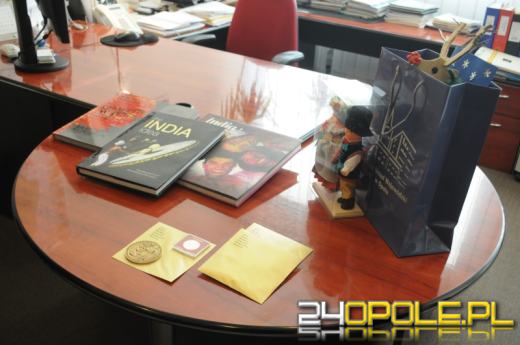 Historyczne monety, albumy i kartki od wojewody dla WOŚP