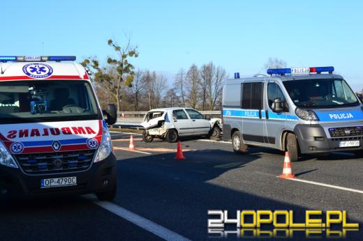 Samochód roztrzaskał się o bariery na autostradzie