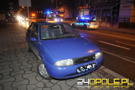 Nietrzeźwy mężczyzna wbiegł prosto pod samochód