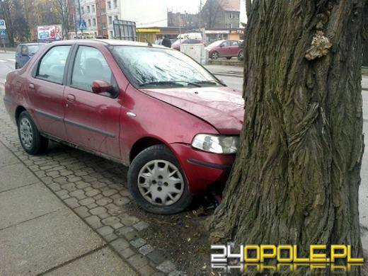 Kierowca fiata wyprzedzał na skrzyżowaniu, uderzył w drzewo