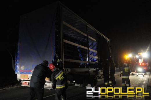 Silny wiatr przewrócił ciężarówkę pod Paczkowem