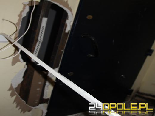 Schował się w supermarkecie, żeby okraść bankomat