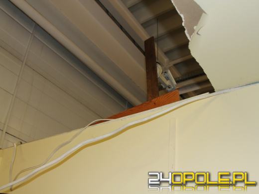 Schował się w supermarkecie, żeby okraść bankomat