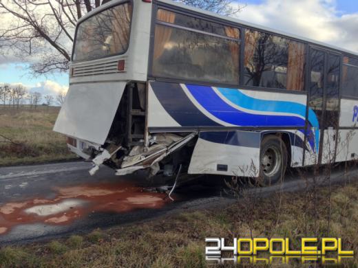 Osobowy volkswagen zderzył się z autobusem