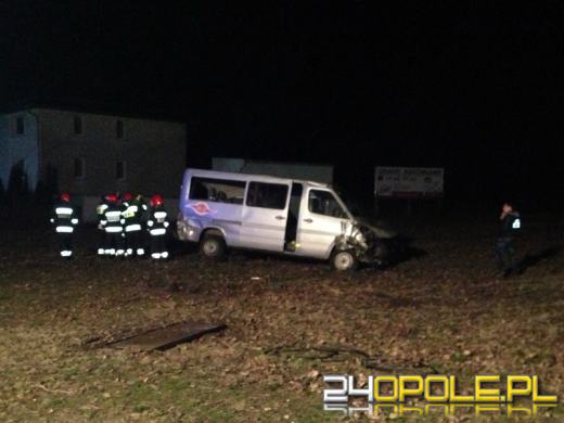 Bus dachował podczas wyprzedzania