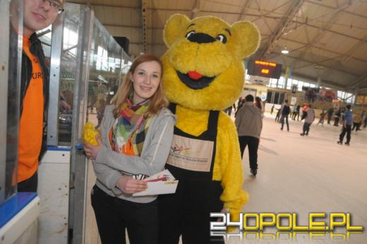 Bawili się na lodowisku i pomagali domom dziecka