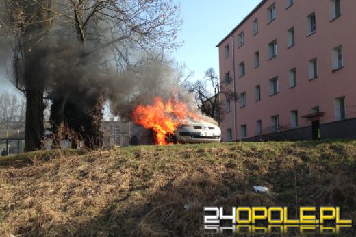 Samochód spłonął na Placu Kazimierza