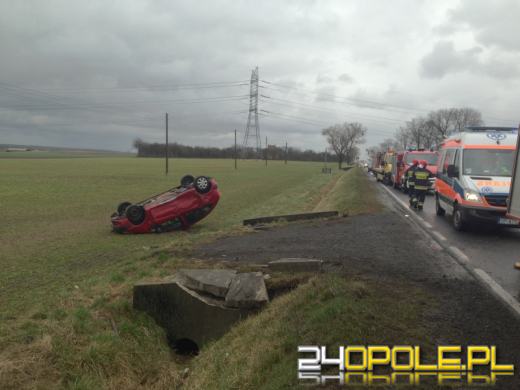 Citroen dachował pod Skarbiszowem