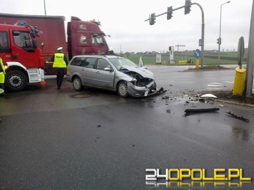 Kierowca forda uderzył w karetkę jadącą na sygnale