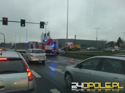 Kierowca forda uderzył w karetkę jadącą na sygnale