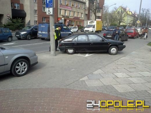 Samochód wytoczył się na drogę blokując ruch