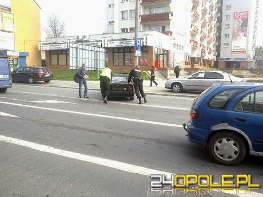Samochód wytoczył się na drogę blokując ruch