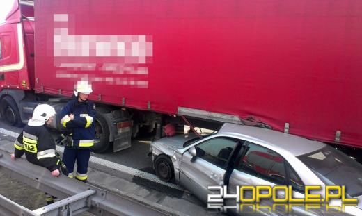 Audi wjechało wprost pod naczepę ciężarówki