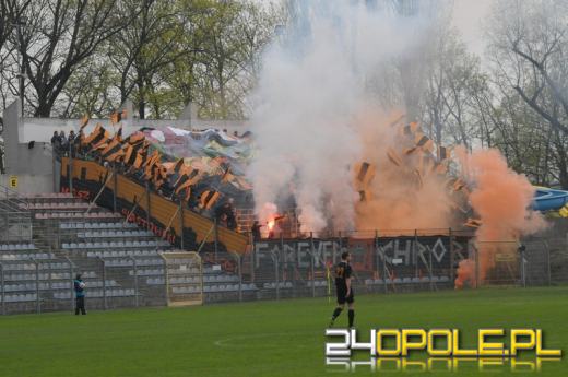 Kibic z Głogowa zatrzymany za odpalanie rac podczas meczu