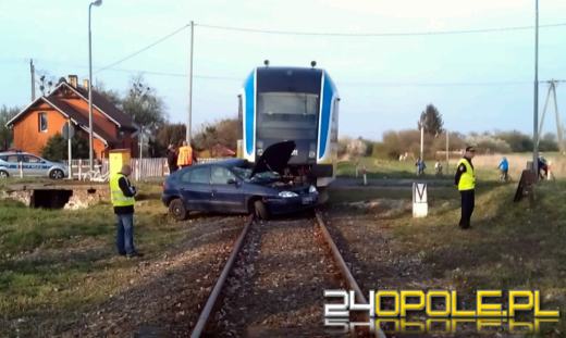 Samochód wjechał na przejeździe kolejowym pod szynobus