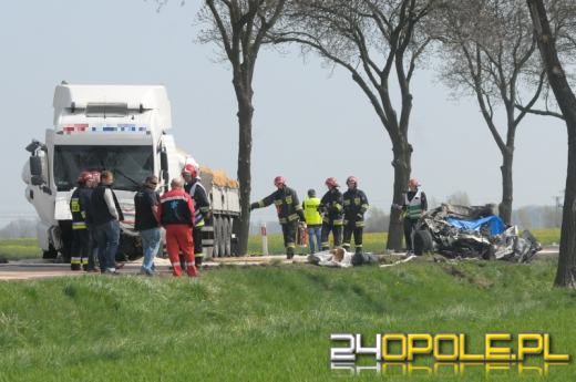 Kierowca spłonął w samochodzie po zderzeniu z ciężarówką.