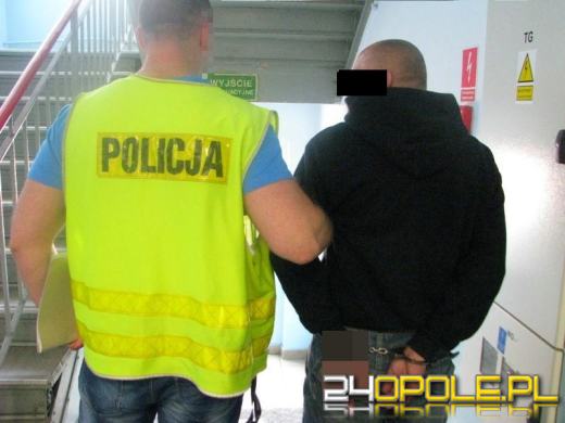 Broń, amunicja i koktajle Mołotowa w mieszkaniu 45-latka